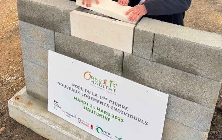 Pose de la 1ère pierre à Hauterive